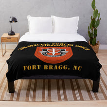 Load image into Gallery viewer, Army - 7th Special Forces Group w Flash - FBNC Throw Blanket
