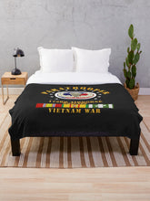 Load image into Gallery viewer, SOF - 173rd Airborne Bde Oval w Paratrooper w VN SVC Throw Blanket
